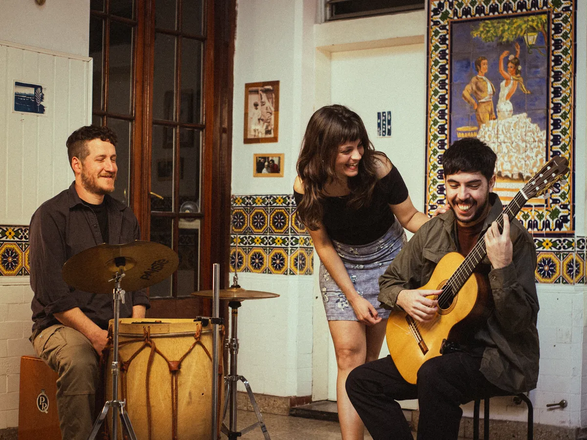 Los tres integrantes compartiendo música en casa, con guitarra y bombo